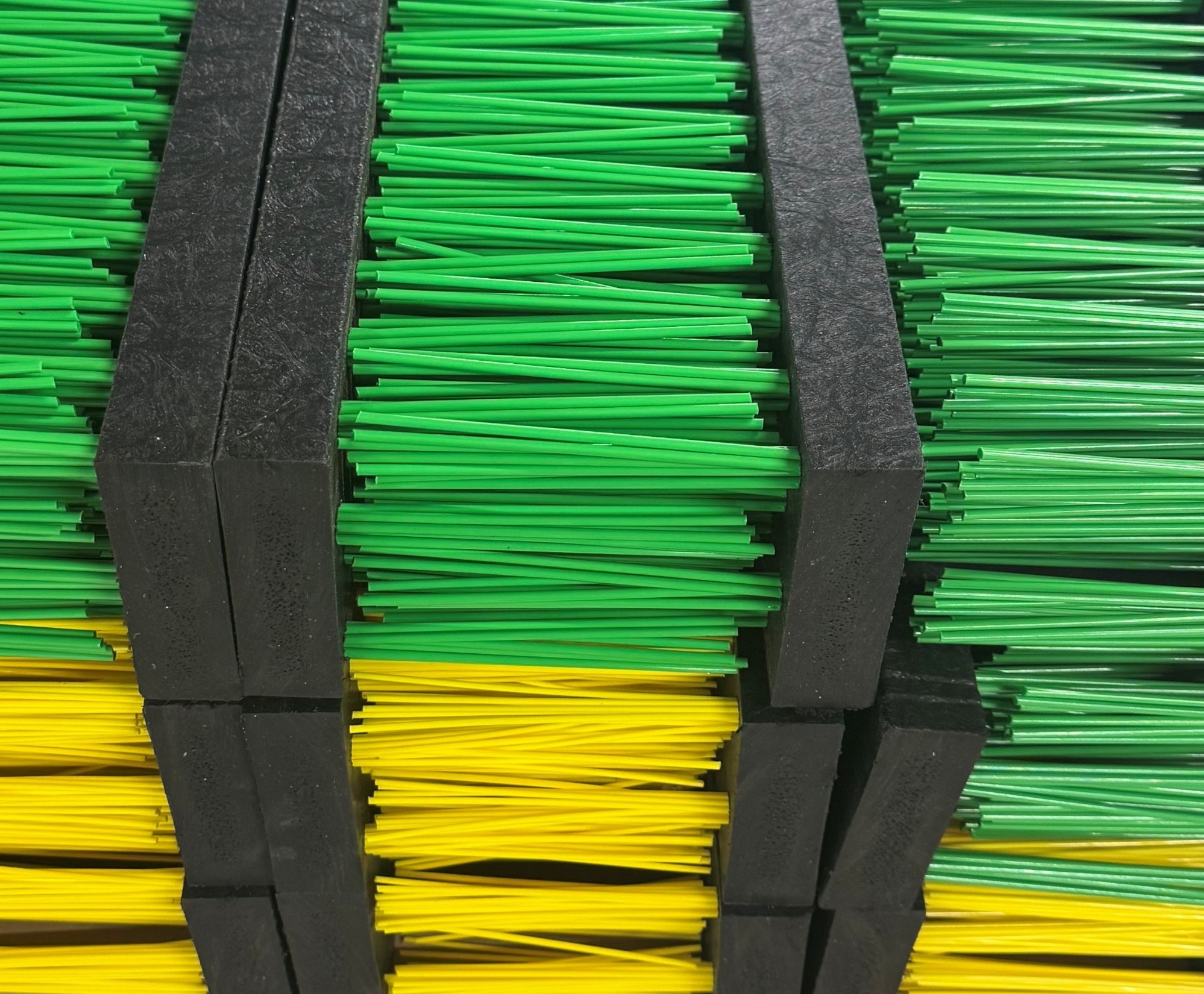 Kunstgrasbezems groen geel wit